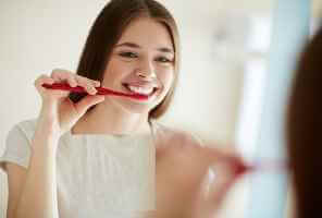 العلاجات المنزلية لتراكم البلاك والجير - oral-health plaque and tartبar feat 1 - العلاجات المنزلية لتراكم البلاك والجير