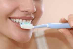 تعرف على العادات التي يجب عليك تجنبها أثناء تنظيف أسنانك بالفرشاة - oral-health avoid while bبيrushing teeth feat - تعرف على العادات التي يجب عليك تجنبها أثناء تنظيف أسنانك بالفرشاة