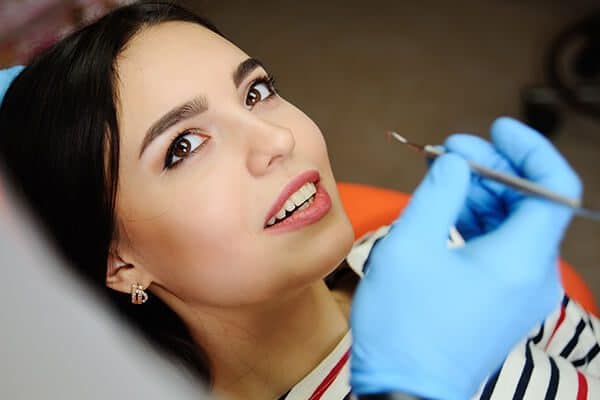 البقع البيضاء على الأسنان: الأنواع والأسباب وخيارات العلاج - %categories
