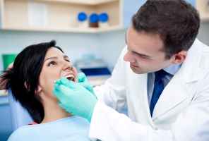 البقع البيضاء على الأسنان: الأنواع والأسباب وخيارات العلاج - oral-health white spots or whiلببte lesions feat - البقع البيضاء على الأسنان: الأنواع والأسباب وخيارات العلاج