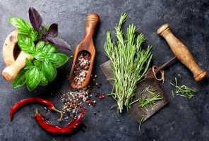 10 أعشاب وتوابل تساعد على إدارة سكر الدم - organicfacts herbs and spicesبسthat help manage blood sugar feat - 10 أعشاب وتوابل تساعد على إدارة سكر الدم