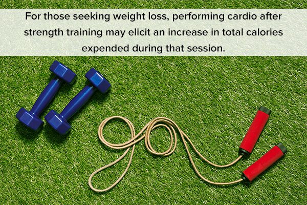 كيفية المزج بين تمارين القلب وتمارين القوة لفقدان الوزن - %categories