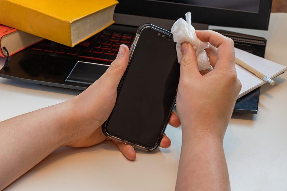 Clean-the-Touch-Screen-or-Remove-the-Screen-Protector إصلاح شاشة اللمس لا تستجيب على هاتف Android