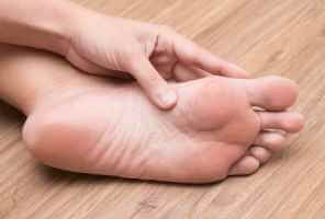 مسامير القدم: الأسباب والأعراض وعوامل الخطر والعلاج - skin-beauty foot corn feat ىال1 - مسامير القدم: الأسباب والأعراض وعوامل الخطر والعلاج
