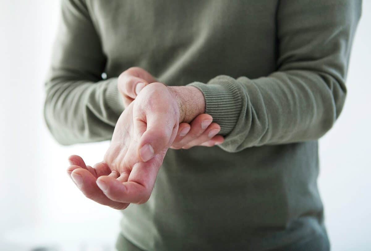 تلف الأعصاب في اليدين: الأسباب والأعراض والعلاج - %categories