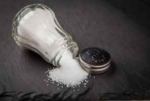 تأثير الملح على الصحة: الفوائد والآثار الجانبية - organicfacts salt benefits and demeriريرts feat - تأثير الملح على الصحة: الفوائد والآثار الجانبية