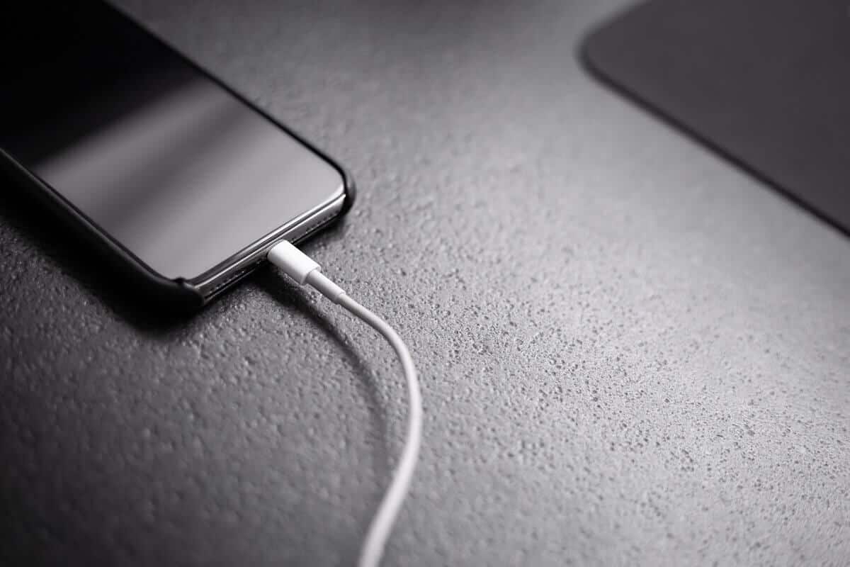 Avoid-charging-your-phone-overnight 11 طرق لتجنب سخونة الهاتف أثناء الشحن