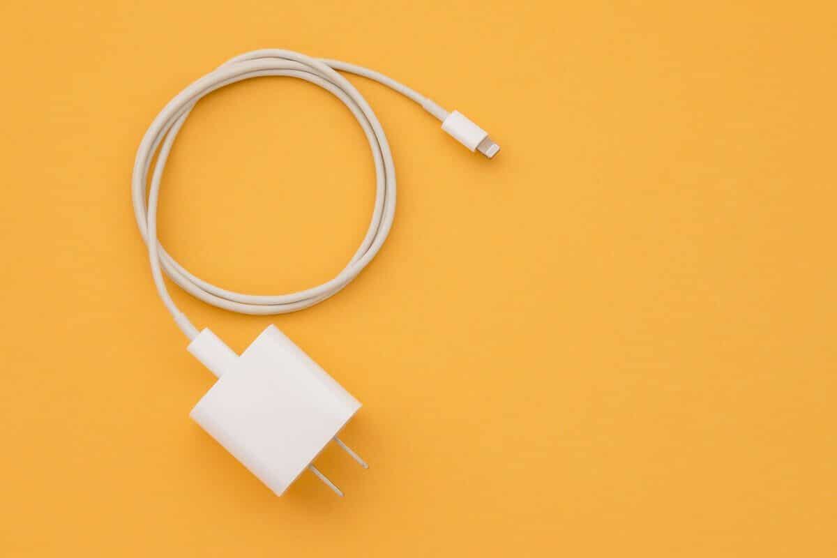 Check-your-charger-and-USB-cable 11 طرق لتجنب سخونة الهاتف أثناء الشحن