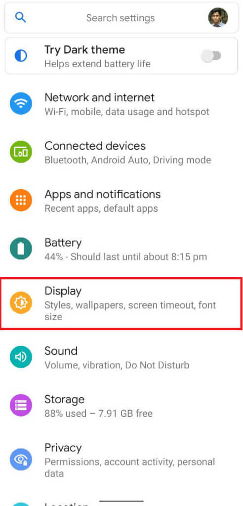 Navigate-to-the-menu-titled-‘Display-492x1024-1 كيفية تمكين الوضع الداكن في Google Assistant