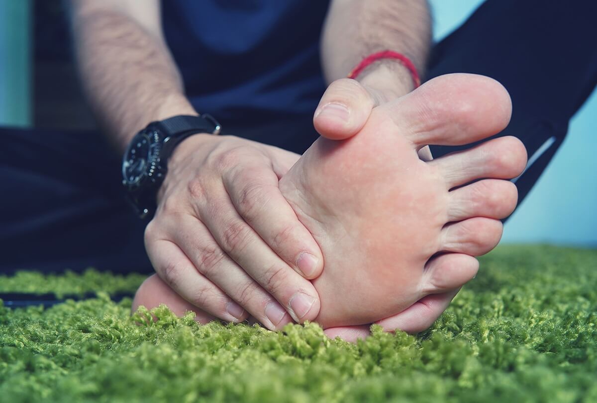التهاب المفصل في إصبع القدم الكبير: الأسباب والأعراض والتشخيص والإدارة - %categories