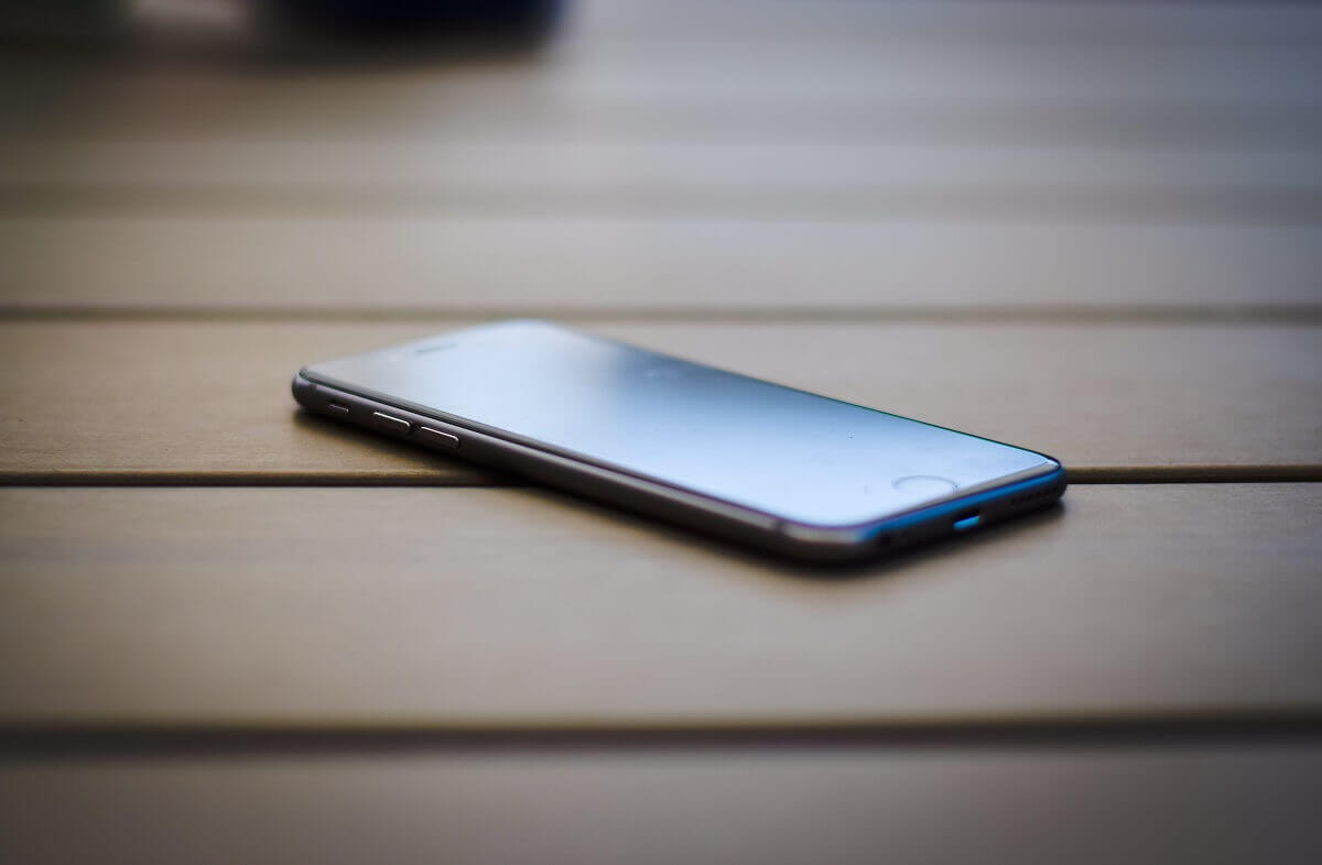 keep-the-phone-on-a-hard-surface-while-charging- 11 طرق لتجنب سخونة الهاتف أثناء الشحن