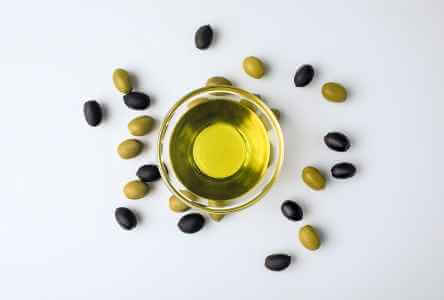 10 فوائد جمالية لزيت الزيتون للوجه والبشرة والشعر والأظافر - skin-beauty olive oil to your fa لارce skin hair and nails feat - 10 فوائد جمالية لزيت الزيتون للوجه والبشرة والشعر والأظافر