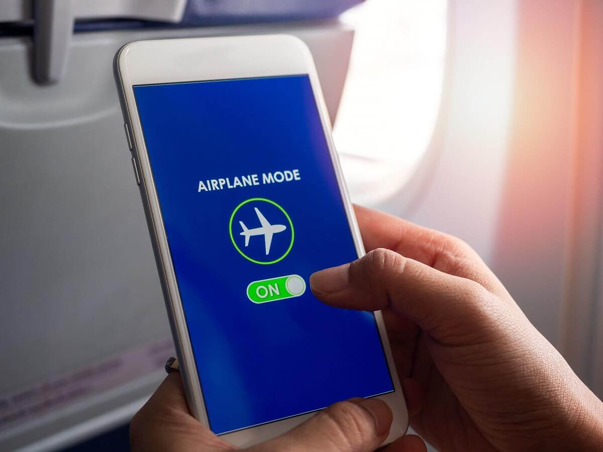 turn-off-or-put-your-phone-on-flight-mode-while-charging 11 طرق لتجنب سخونة الهاتف أثناء الشحن