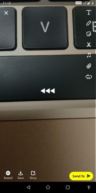 Begin-swiping-left-until-you-see-a-filter-showing-three-arrows-pointing-towards-the-left-side-512x1024-1 كيفية عكس مقطع فيديو على Snapchat على Android