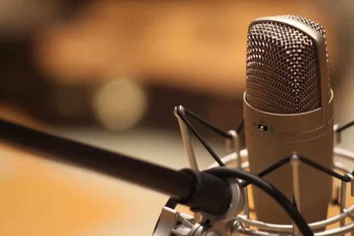 microphone-featured_935adec67b324b146ff212ec4c69054f كيفية إصلاح مشكلات الميكروفون في Windows 10