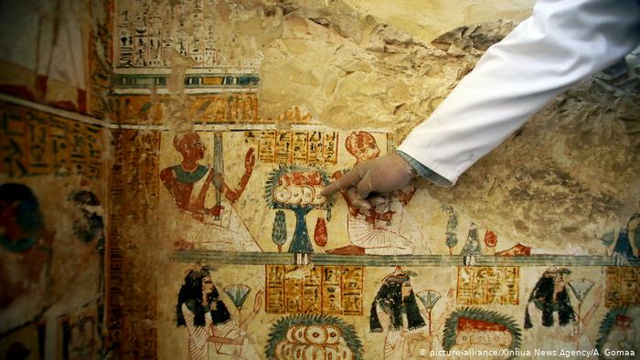 طبقات التربة الطينية قبل المقبرة الفرعونية