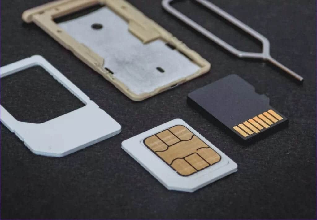 Clean-SIM-Card-Slot-to-Fix-Error_4d470f76dc99e18ad75087b1b8410ea9 أفضل 7 طرق لإصلاح خطأ بطاقة SIM غير متوفرة على Android