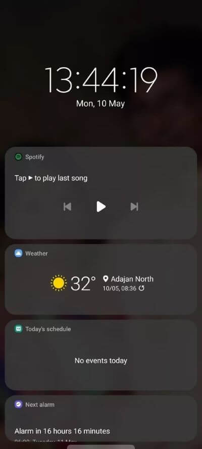 lock-widgets-in-action_40dd5eab97016030a3870d712fd9ef0f كيفية تخصيص شاشة القفل على أجهزة Samsung Galaxy
