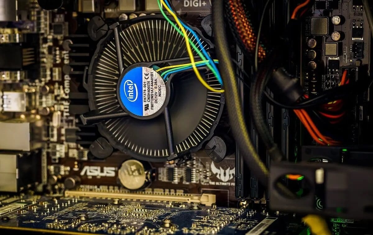 Clear-the-wiring-in-fan-blades 7 طرق لإصلاح عدم دوران مروحة وحدة المعالجة المركزية