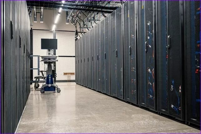 Data-Center-Work_4d470f76dc99e18ad75087b1b8410ea9 أفضل 7 طرق لإصلاح خطأ شيء ما خاطئ في Instagram