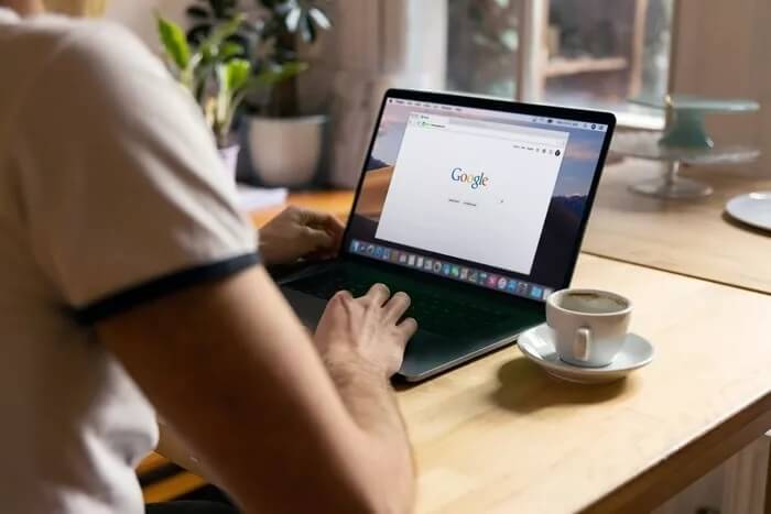 Google-Chrome-Laptop_935adec67b324b146ff212ec4c69054f كيفية تجميع علامات تبويب Google Chrome على Windows و Mac