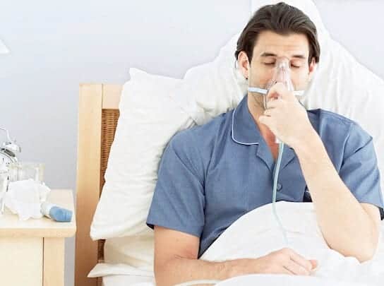 Pneumonia breathing oxygen mask - الالتهاب الرئوي: أنواعه وأعراضه والتغيرات الغذائية