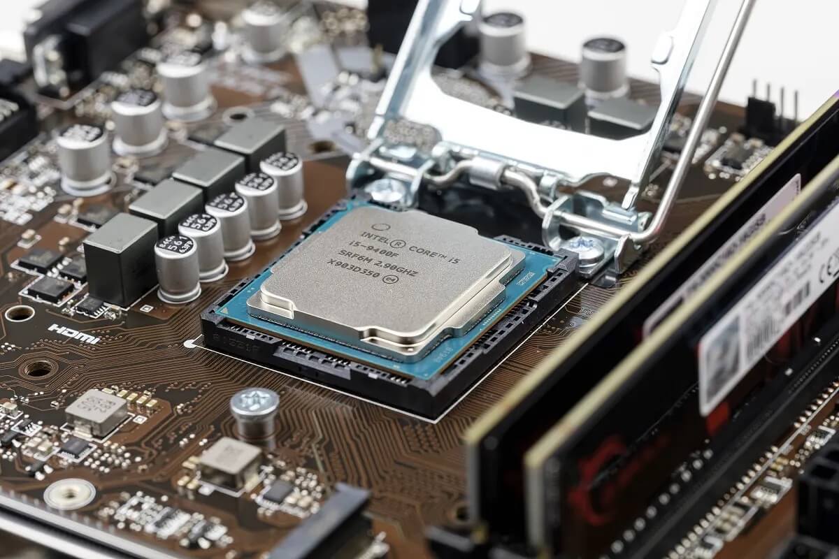 Replace-the-motherboard 7 طرق لإصلاح عدم دوران مروحة وحدة المعالجة المركزية