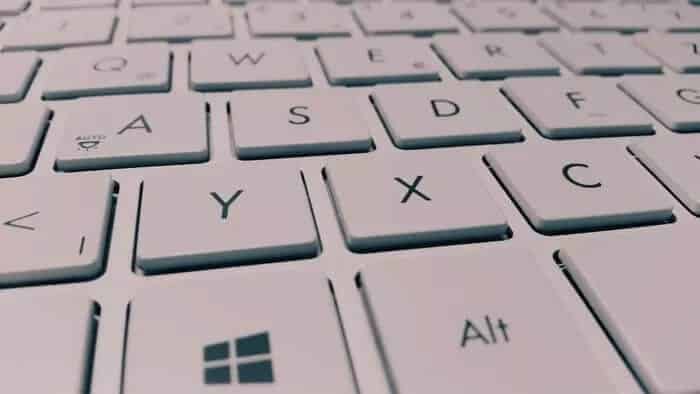 clean-keyboard_935adec67b324b146ff212ec4c69054f أفضل 7 طرق لإصلاح كتابة أحرف متعددة في لوحة المفاتيح على Windows 10