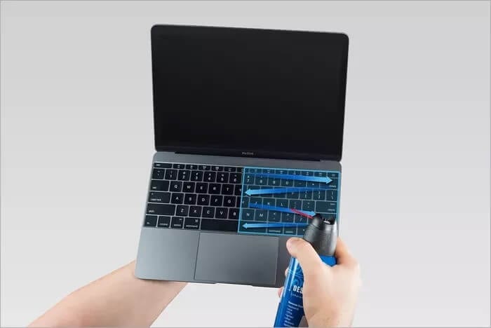 clean-mac-keyboard_935adec67b324b146ff212ec4c69054f أفضل 7 طرق لإصلاح عدم عمل مفاتيح لوحة مفاتيح MacBook