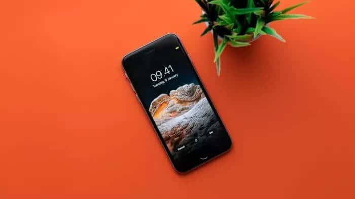 iphone-with-home-screen_935adec67b324b146ff212ec4c69054f كيفية إصلاح عدم عمل زر الشاشة الرئيسية على iPhone