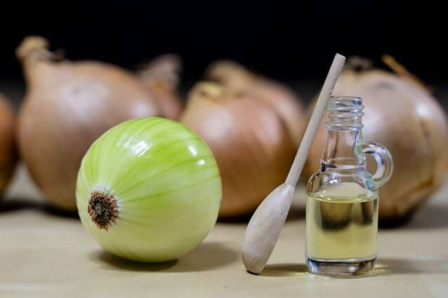 كيفية غسل الشعر بعد وضع عصير البصل - skin-beauty onion juice 638x425 1 - كيفية غسل الشعر بعد وضع عصير البصل