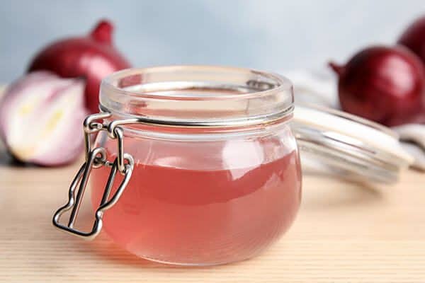 كيفية غسل الشعر بعد وضع عصير البصل - skin-beauty using onion juice helps improve hair follicle health and boosting growth - كيفية غسل الشعر بعد وضع عصير البصل