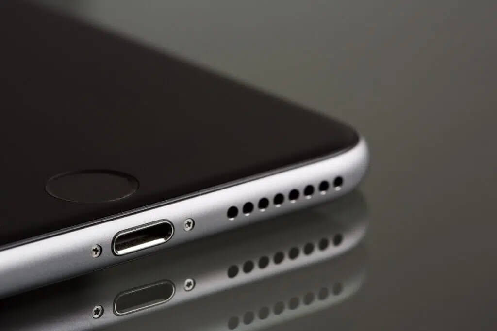 Clean-Lightning-Port-1024x683-1 مشكلة شحن الأيفون. لماذا لا يتم شحن iPhone الخاص بي؟