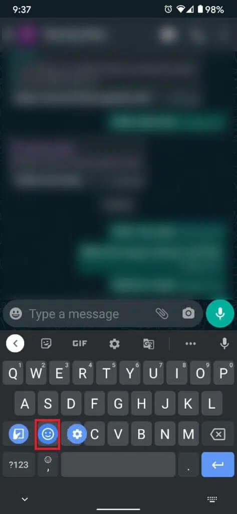 Drag-your-finger-upward-and-select-the-emoji-option-473x1024-1 كيفية إرسال صور GIF على Android