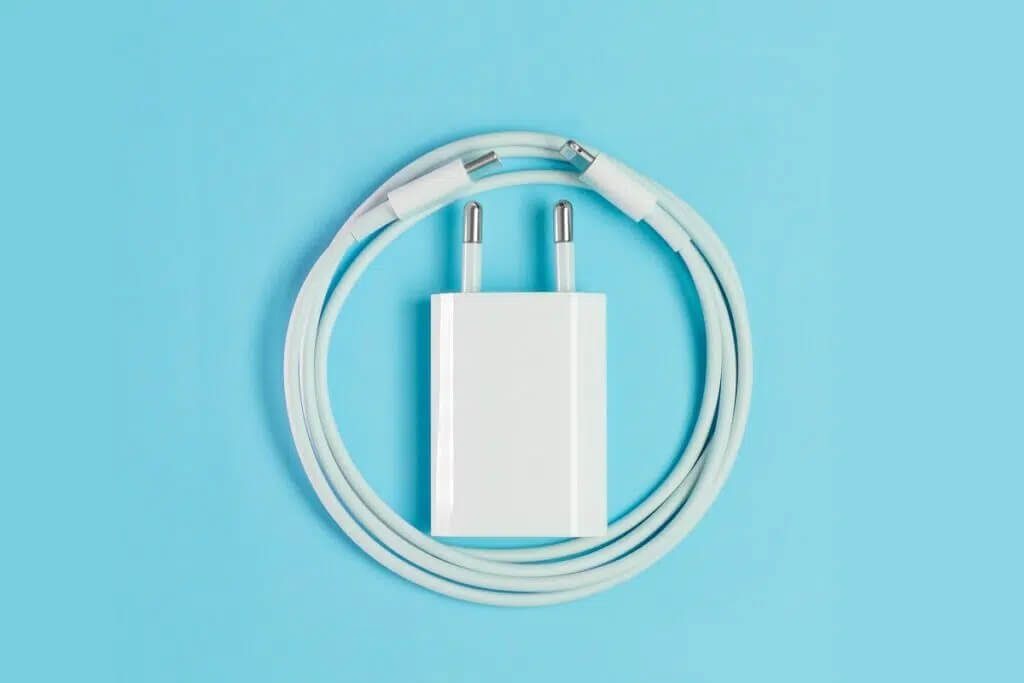 Use-a-Different-USB-to-LightningType-C-Cable-1024x683-2 مشكلة شحن الأيفون. لماذا لا يتم شحن iPhone الخاص بي؟