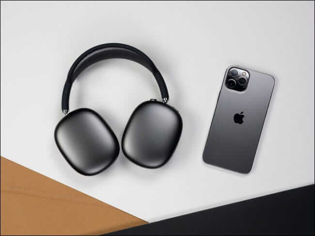 airpods-max-iphone-12-pro-max-table كيفية إيقاف تشغيل Apple AirPods