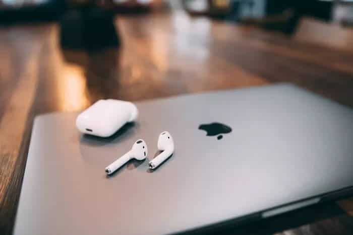 airpods-on-mac_935adec67b324b146ff212ec4c69054f كيفية إصلاح مشكلة الصوت مع سماعات البلوتوث على جهاز Mac