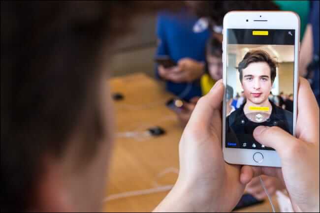 man-face-selfie-in-iphone 6 نصائح لالتقاط صور سيلفي أفضل