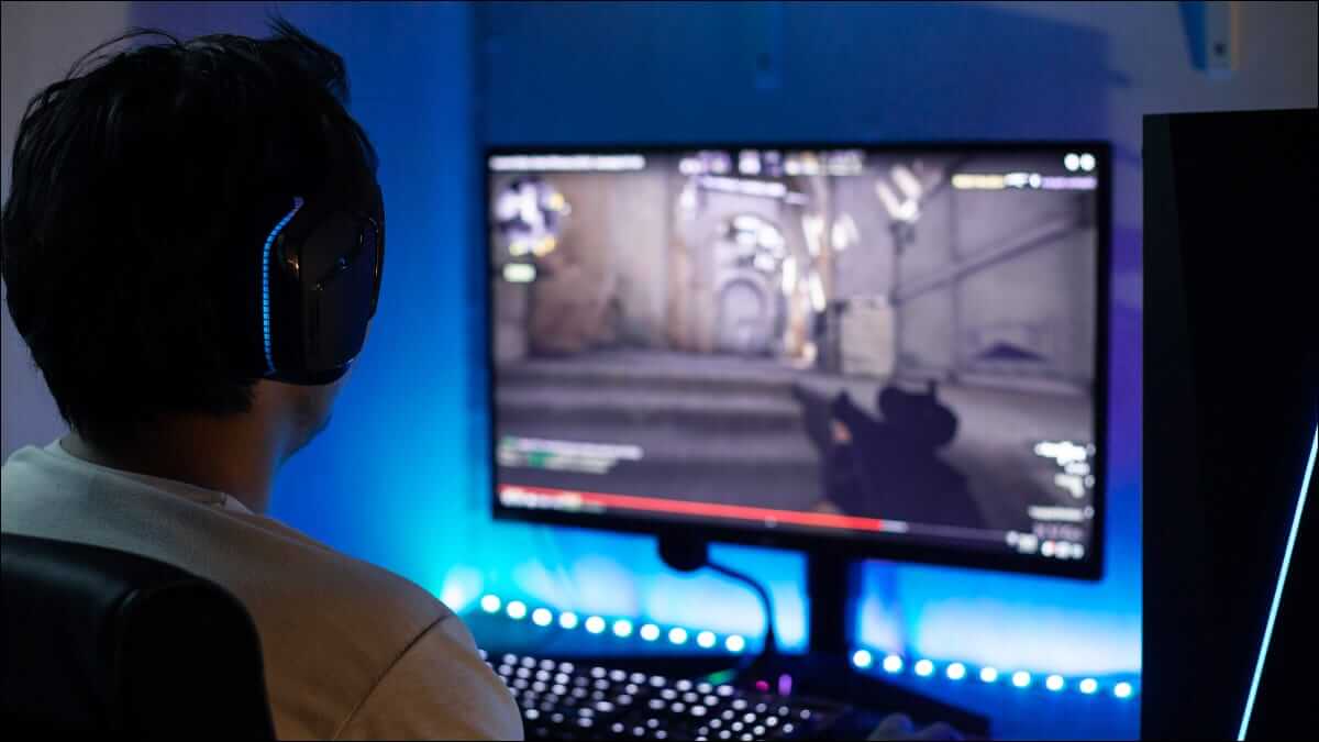 person-playing-pc-fps-game كيفية تحسين خبرة التصويب الأيم في الألعاب PC