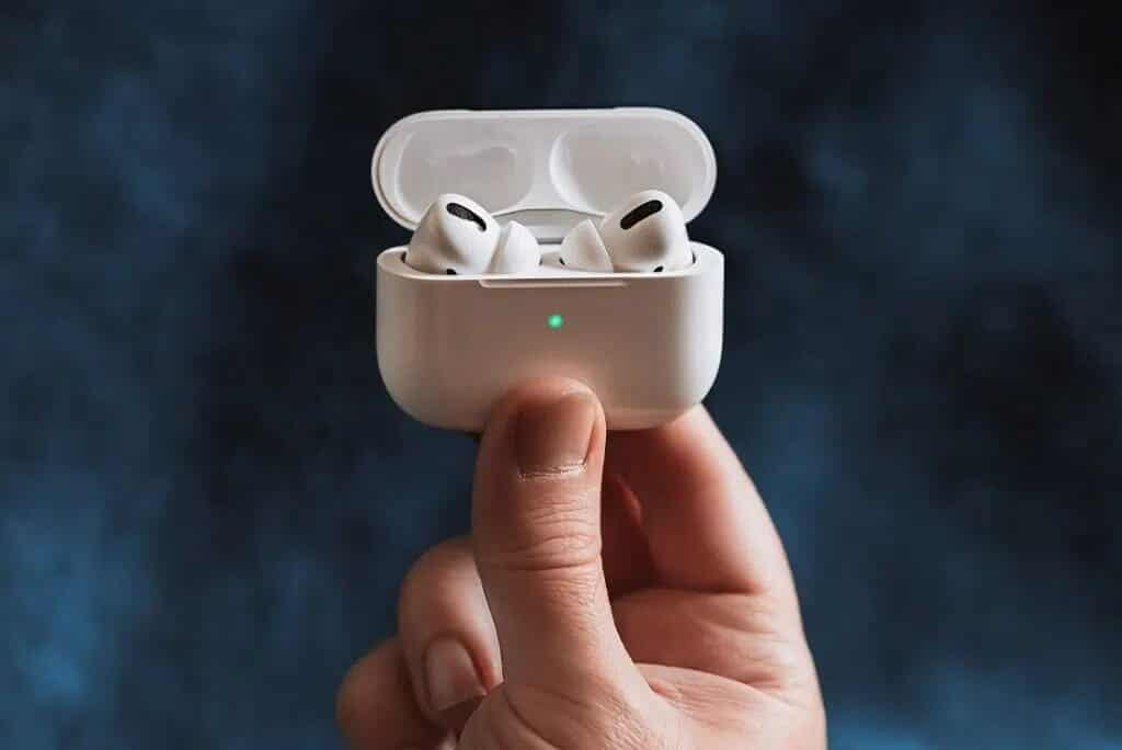 Charge-the-Case-to-Charge-the-AirPods-1024x684-2 كيفية إصلاح مشكلة عدم إعادة تعيين AirPods