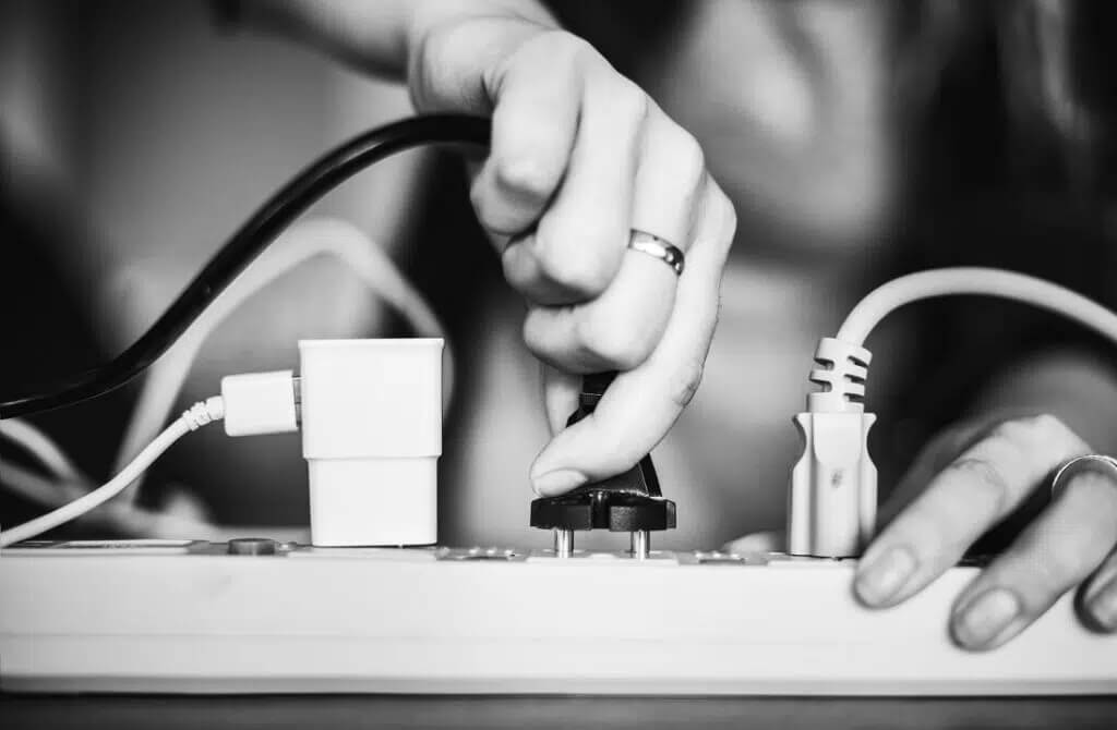 Check-power-outlet-1024x670-2 إصلاح مشكلة عدم عمل شاحن MacBook
