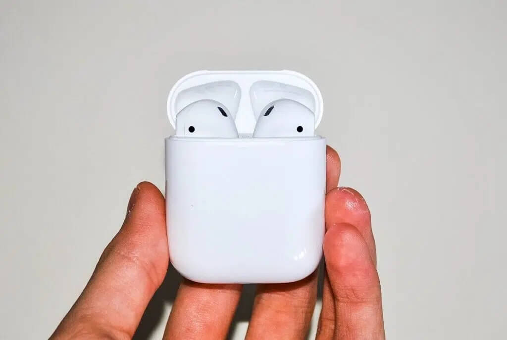 Clean-Dirty-AirPods-1024x687-3 كيفية إصلاح مشكلة عدم إعادة تعيين AirPods