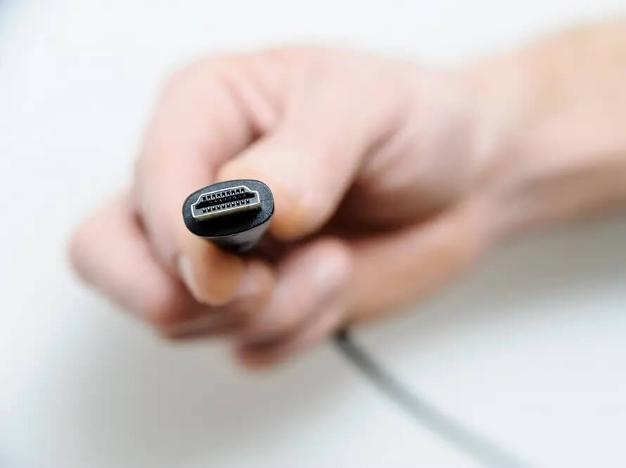 Connect-a-standard-HDMI-cable-to-the-HDMI-port-of-the-TV. كيفية إصلاح خطأ Hulu Token 3