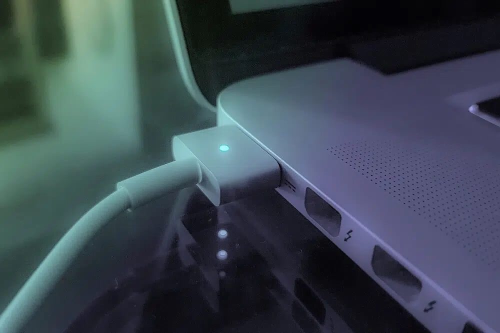 Look-for-possible-damage إصلاح مشكلة عدم عمل شاحن MacBook