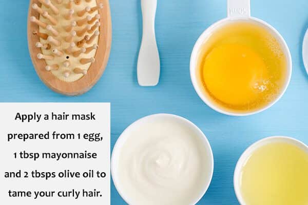 إدارة الشعر المجعد: 7 علاجات منزلية و 8 نصائح لنمط الحياة - skin-beauty apply egg mask to managing curly hair - إدارة الشعر المجعد: 7 علاجات منزلية و 8 نصائح لنمط الحياة