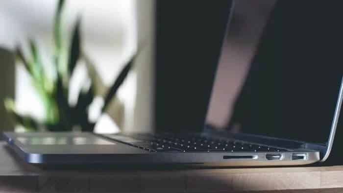check-laptop-port_935adec67b324b146ff212ec4c69054f أفضل 7 طرق لإصلاح عدم اتصال iPhone بجهاز كمبيوتر Windows 10 أو 11