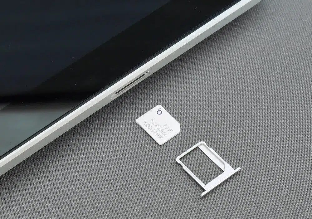 gently-pull-the-tray-in-the-outward-direction- كيفية إزالة بطاقة SIM من Google Pixel 3
