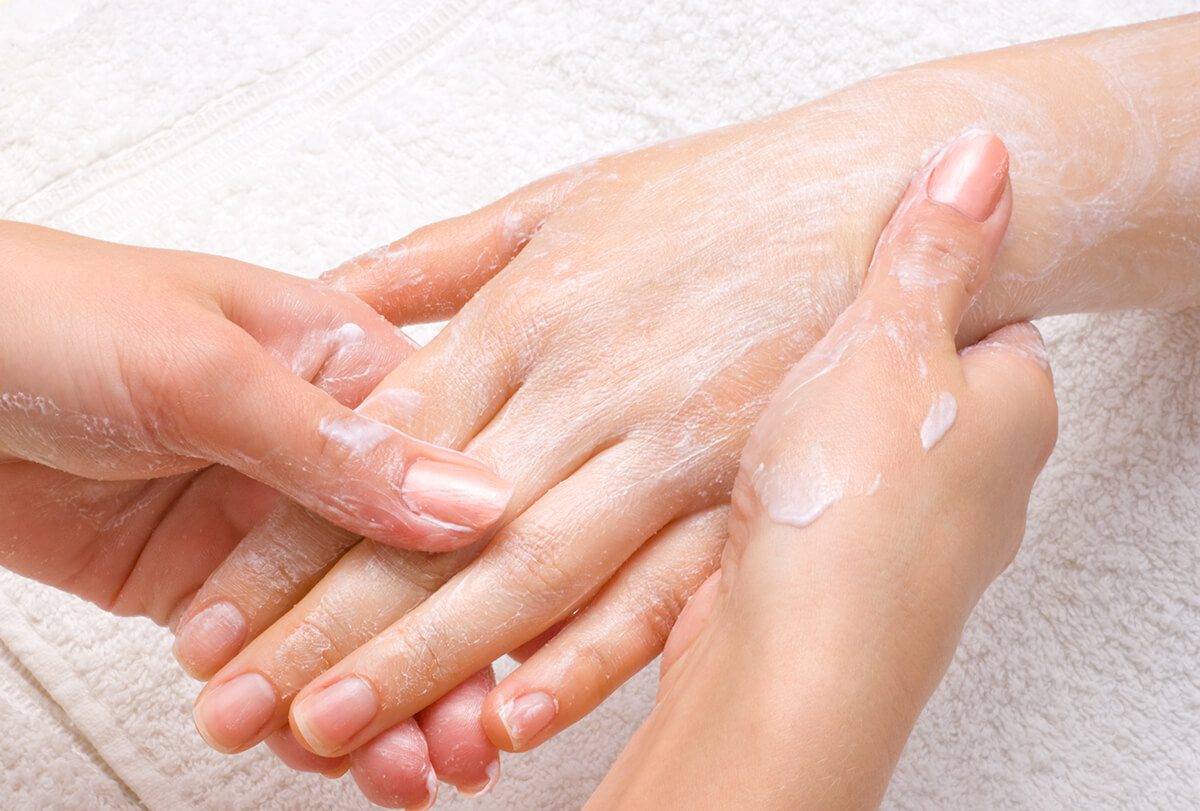 7 علاجات منزلية لتجاعيد اليدين وكيفية استخدامها - skin-beauty home remedies for wrinkled hands feat - 7 علاجات منزلية لتجاعيد اليدين وكيفية استخدامها