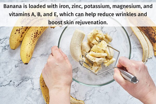 7 علاجات منزلية لتجاعيد اليدين وكيفية استخدامها - skin-beauty overripe banana paste to fade hands wrinkle - 7 علاجات منزلية لتجاعيد اليدين وكيفية استخدامها
