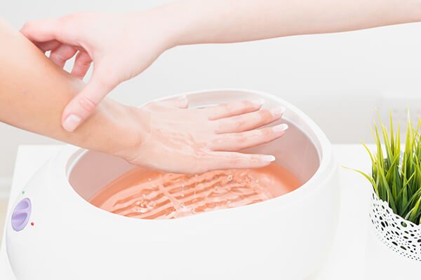 7 علاجات منزلية لتجاعيد اليدين وكيفية استخدامها - skin-beauty paraffin wax treatment to fade hands wrinkle - 7 علاجات منزلية لتجاعيد اليدين وكيفية استخدامها